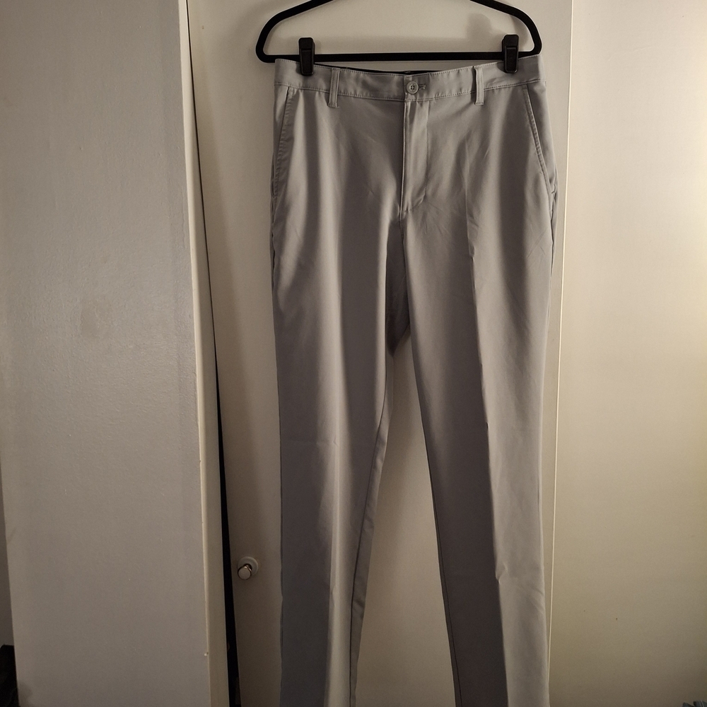 Izod Golf Men's Light Gray Chinos